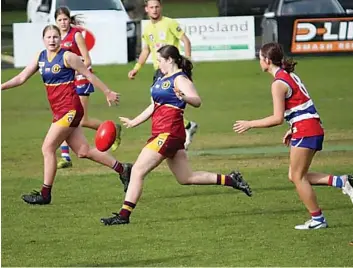  ?? Photograph courtesy of Prue Metcalfe. ?? Hayley Waite kicks the ball forward for Warragul Industrial­s youth girls.