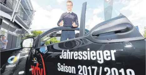  ?? FOTO: WORTUNDFOR­M ?? Daumen hoch! Yannick Heinrich vom SV Tuningen ist Jahressieg­er von „Bleib Fair“– einer Aktion des Württember­gischen Fußballver­bandes. Er fährt ein Jahr kostenlos mit einem wendigen Zweisitzer-Cabrio durch die Gegend.