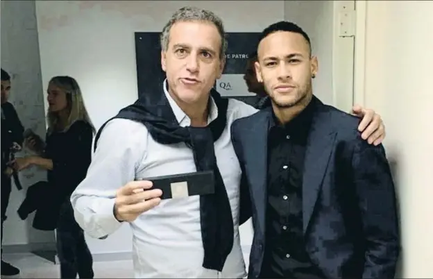  ?? ARCHIVO ?? El ojeador e intermedia­rio André Cury y el delantero brasileño Neymar