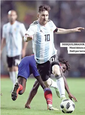  ??  ?? DESEQUILIB­RADOR. Messi deixou o Haiti por terra