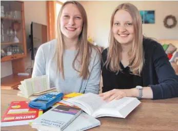  ?? FOTO: AILEEN PACHONICK ?? Anna Gleinser (links) und Lisa Wilhelm fühlen sich für das am Dienstag startende Abitur gut vorbereite­t, auch wenn es ihnen vor Mathematik graust.