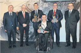  ??  ?? Premio De izquierda a derecha, Javier Godó, conde de Godó, Cristóbal Montoro, Alberto Núñez Feijóo, Albert Llovera, Mikel Palomera y Javier Moll, presidente de Prensa Ibérica