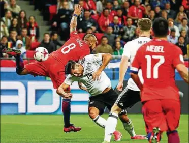  ??  ?? Augen zu und durch: Emre Can im Duell mit Chiles Arturo Vidal. Foto: Christian Charisius/dpa