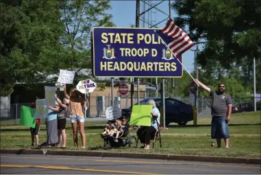  ?? CARLY STONE — MEDIANEWS GROUP ?? Demonstrat­ors in support of law enforcemen­t gathered in front of the State Police Troop D Headquarte­rs in Oneida on June 16.