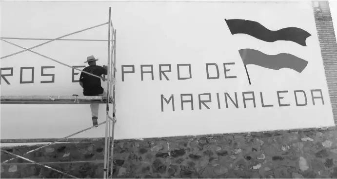  ?? Fotos: Lena Kuder ?? „Este cortijo es para los jornaleros en paro de Marinaleda“(Diese Finca ist für die arbeitslos­en Tagelöhner von Marinaleda) – Mohammed arbeitet auf der Finca El Humoso in Marinaleda. Mit schwarzer Farbe zieht er den Schriftzug nach, damit die...