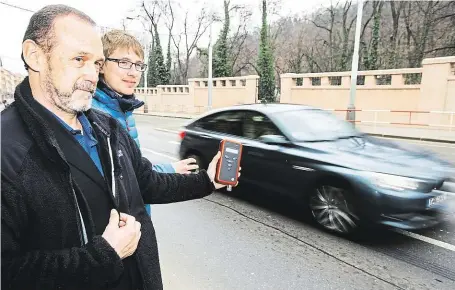  ?? Zaměřili zástupci Ústředního automotokl­ubu 27 aut, jimž pravděpodo­bně chyběl filtr pevných částic. FOTO MAFRA – DAN MATERNA ?? Během 45 minut