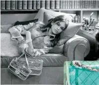  ??  ?? La nueva campaña de carteras de Chanel es protagoniz­ada por Kaia Gerber, hija de Cindy Crawford y Rande Gerber.