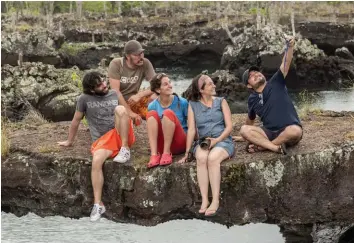  ??  ?? ‘Selfie’ del equipo de producción en los Túneles, isla Isabela / Production team’s selfie at Los Túneles, Isabela Island.