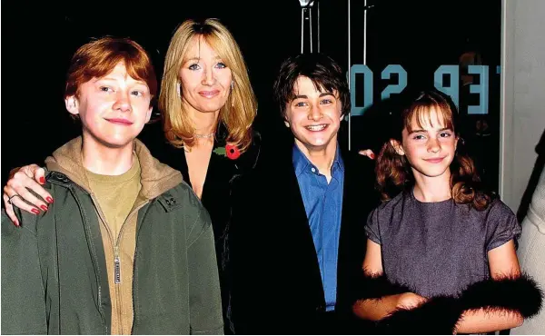  ?? GETTY ?? JK Rowling con el elenco de ‘Harry Potter’ en 2001. De izqda a dcha: Ruper Grint, JK Rowling, Daniel Radcliffe y Emma Watson.