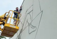  ??  ?? Il murales Tony Gallo all’opera sulla nuova palazzina