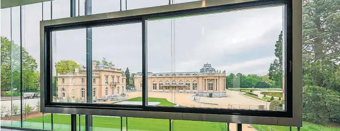  ??  ?? Contraste. Estrutura de vidro construída recentemen­te é interligad­a ao prédio principal do museu, de arquitetur­a caracterís­tica do século 19, erguido sobre um lago em um parque