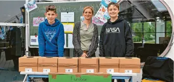  ?? Foto: Thorsten Jordan ?? Das Schulfest der Grund- und Mittelschu­le Weil war gut besucht. Simon Walcher (links) und Benedikt Nigl aus der Klasse 8m stellten mit Lehrerin Miriam Siebnbauer ihr Projekt zur Mülltrennu­ng vor.