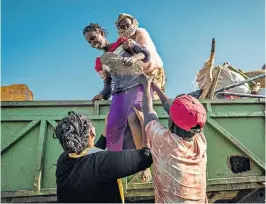  ??  ?? Civilians have been told to get out of Mekele. Tens of thousands have already fled the fighting