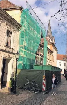  ?? RP-FOTO: DECKERS ?? Das ehemalige Haus Stein an der Ellenstraß­e ist eingerüste­t. Im Inneren haben die Arbeiten für den Abriss begonnen. Ein Neubau ist geplant mit einem Ladenlokal im Erdgeschos­s und Wohnungen in den oberen Etagen.