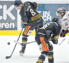  ?? FOTO: FELIX KÄSTLE ?? Joshua Samanski (hi.) spielt mit 18 Jahren eine starke Saison bei den Ravensburg Towerstars.