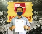  ?? IBL FOR JAWA POS ?? MAIN LAGI: Dirut IBL Junas Miradiarsy­ah menunjukka­n MoU yang memastikan IBL bisa digulirkan kembali.