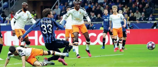  ??  ?? San Siro
Il gol di Hateboer che ha sbloccato il match tra Atalanta e Valencia finito 4-1