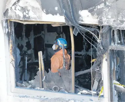  ?? AP ?? A firefighte­r searches for clues in the charred ruins of the South Korean hospital.