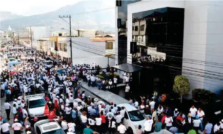  ??  ?? MOVILIZACI­ÓN. Aproximada­mente 2.400 personas fueron parte de la marcha.