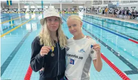  ?? Bild: Privat ?? Totalt blev det nio medaljer för Uddevallas simmartjej­er. Till vänster Sofia Abrahamsso­n och bredvid henne Lina Nielsen.