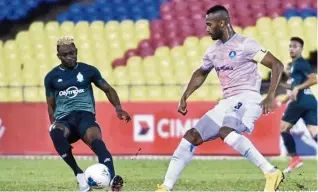  ??  ?? Heart and desire: Melaka’s Sony Norde (left) gave his all in the Super League match against Perak on Friday.