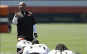  ?? TONY DEJAK— ASSOCIATED PRESS ?? Browns head coach Hue Jackson talks with players during a practice at the team’s training camp facility on May 23 in Berea.