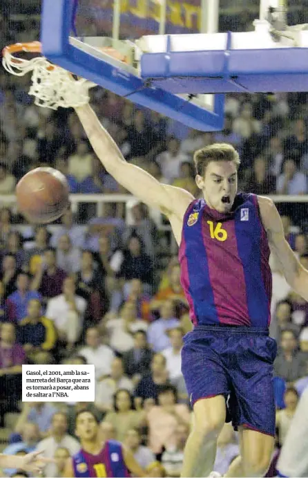  ?? Jordi Cotrina ?? Gasol, el 2001, amb la samarreta del Barça que ara es tornarà a posar, abans de saltar a l’NBA.