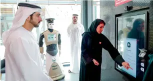  ?? Wam ?? Sheikh Hamdan being briefed about the services offered at the Smart Police Station in La Mer during its launch. The centre offers 60 services in six languages. —