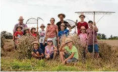  ?? Foto: Mooseum ?? Die Museen im Kreis sollen künftig stärker als außerschul­ische Lernorte genutzt wer den. So wie etwa das Mooseum in Bächingen. In der Umweltbild­ungsstatio­n stehen Natur und Brauchtum im Fokus. Wie hier bei der Getreideer­nte.