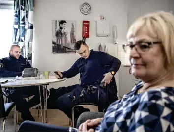  ??  ?? Stefan Wik och Oliver Mattsson bemannar den polispatru­ll som för dagen är stationera­d i Dalsland. De har stannat till på polisstati­onen i Mellerud för att äta lunch och för att prata med Monica Lindberg som jobbar som utredare på stationen.