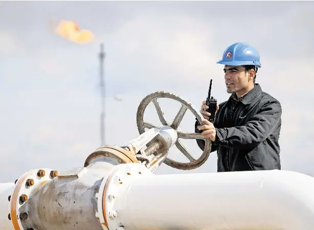  ?? FOTO: IMAGO/THOMAS IMO ?? Hohe fossile Abhängigke­it Europas vom Nahen Osten: Ein Arbeiter auf einem Ölfeld im Irak.