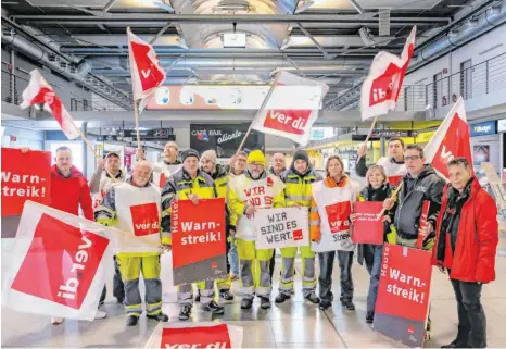  ?? FOTO: ANDY HEINRICH ?? „Wir sind es wert“: Um 21 Uhr hat die Gewerkscha­ft Verdi am Montagaben­d die Beschäftig­ten des Bodensee-Airports zu einem dreistündi­gen Warnstreik aufgerufen.