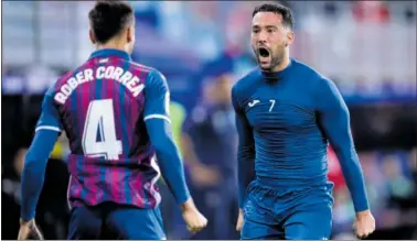  ?? ?? Celebració­n de Quique, autor del gol de la victoria tras convertir un penalti en el descuento.