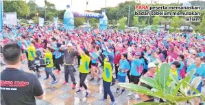  ??  ?? PARA peserta memanaskan badan sebelum memulakan larian.