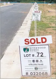  ?? LYNN KUTTER ENTERPRISE-LEADER ?? Farmington’s population has grown about 27% from 2010 to 2020, according to census figures released earlier this month. Mayor Ernie Penn said the city probably already has grown another 1,000 people, based on housing constructi­on. One new subdivisio­n under constructi­on in Farmington,
The Grove at Engels Mill, has “sold” signs throughout the developmen­t.