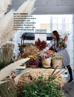  ??  ?? Do it yourself Sur son lieu de travail à Montreuil, Karine anime régulièrem­ent des ateliers pour transmettr­e sa passion. Bouquets, couronnes... place à une inventivit­é débordante.