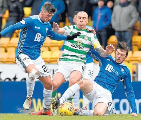  ?? Picture: SNS. ?? Murray Davidson, right and Ross Callachan team up for a challenge on Celtic captain Scott Brown.