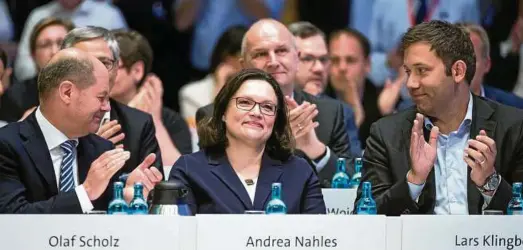  ?? Foto: Bernd von Jutrczenka/dpa ?? Andrea Nahles – zwischen Olaf Scholz (l.) und Lars Klingbeil – nimmt ihren Beifall mit schmalen Lippen entgegen.