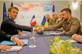  ?? (AFP) ?? Ukraine’s President Volodymyr Zelensky shakes hands with France’s President Emmanuel Macron during their bilateral meeting on the sidelines of the G7 Leaders’ Summit in Hiroshima on Saturday