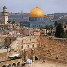  ?? FOTO: DPA ?? Blick auf die Klagemauer und den Felsendom, zwei der wichtigste­n Heiligtüme­r für Juden und Muslime in der israelisch­en Stadt Jerusalem.