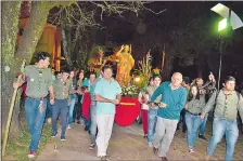  ??  ?? Luego de la misa, la imagen del santo patrono recorrió las calles de la ciudad en medio de luminarias.