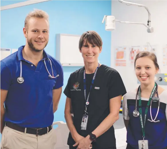  ??  ?? Bond University medical students Alistair McDonald and Stephanie Jordan flank Professor of Emergency Medicine Victoria Brazil.