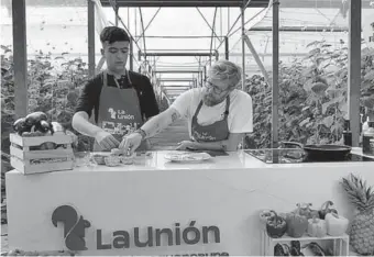  ?? LA VOZ ?? Juan Antonio, en un momento del cocinado.