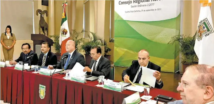  ??  ?? Al rector de la UAS, Juan Elogio guerra Liera, lo acompañaro­n José Aguirre Vázquez, en representa­ción del titular de la ANUIES; Jaime Valls Esponda, y el rector Juan Manuel Ocegueda Hernández.