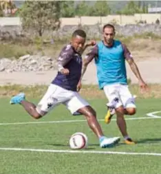  ?? |CORTESÍA ?? El equipo del Monterrey entrenó este martes en la nueva cancha de pasto sintético que fue instalada en el Barrial. A Rayados le resultó ideal la práctica en pasto sintético, pues enfrentará a Xolos este viernes en la cancha del Estadio Caliente, que es del mismo material. El Centro de Entrenamie­nto El Barrial de Rayados, continúa creciendo, pues la cancha es una de las tres que se planean inaugurar en poco tiempo.