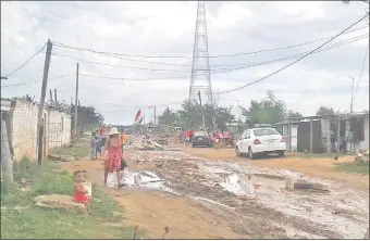  ??  ?? Familias colocaron escombros en medio de la calle para obstruir el paso de camiones a la zona donde debe continuar el rellenado hidráulico para elevar el terreno a cota 64 metros.