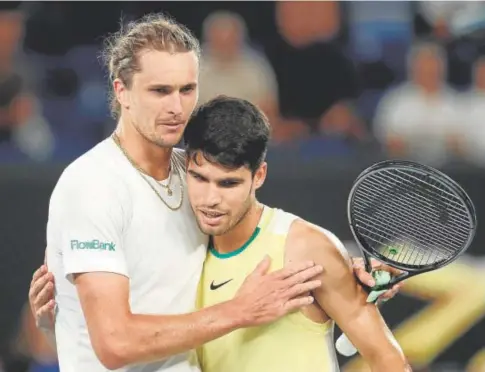  ?? // AFP ?? Alcaraz felicita a Zverev tras el partido, ayer en Melbourne