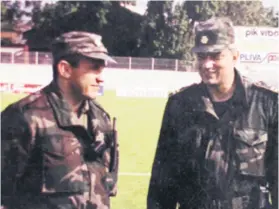  ??  ?? Neven Martić (desno) s Josipom Lucićem na stadionu NK Zagreb 1991.