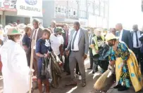  ?? ?? First Lady Dr Auxillia Mnangagwa leads a clean-up campaign in Harare yesterday