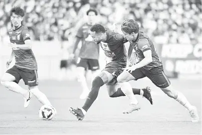  ?? — Gambar AFP ?? LINCAH: Neymar semasa diturunkan pada perlawanan menentang Urawa Reds pada Siri Jelajah Jepun di Saitama.
